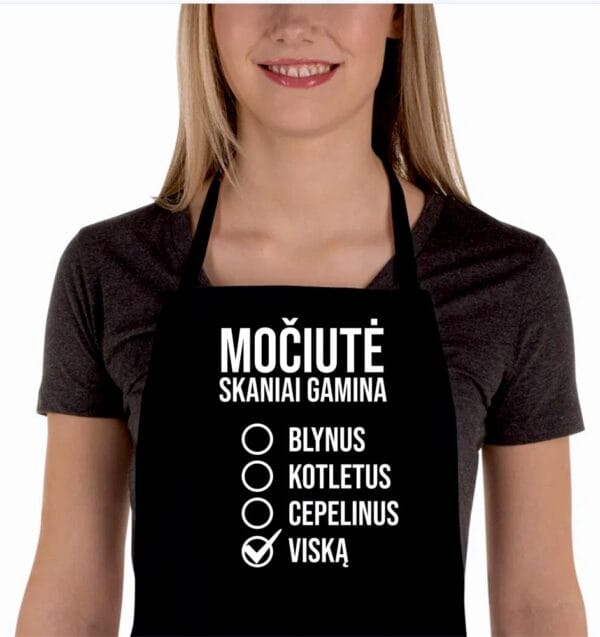 Prijuostė močiutė gamina viską
