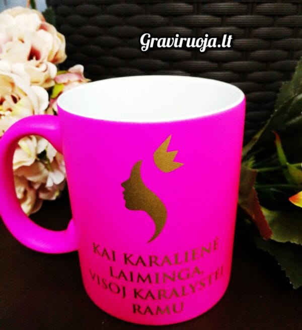 Rožinis puodelis "Kai karalienė laiminga"